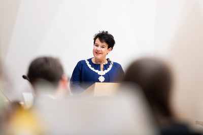 911052 Portret van burgemeester Sharon Dijksma tijdens haar toespraak bij haar installatie als burgemeester tijdens een ...